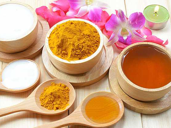 Cách làm mặt nạ dưỡng da từ tinh bột nghệ tươi