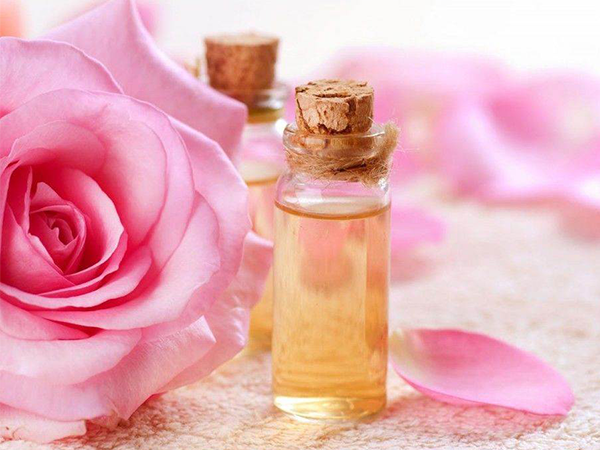 Cách làm nước hoa hồng se khít lỗ chân lông