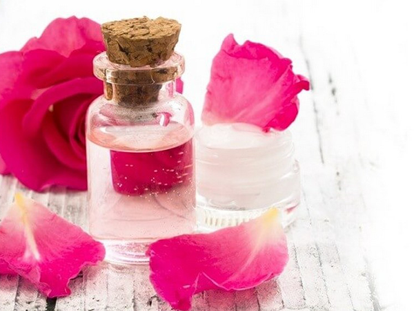 Cách làm nước hoa hồng trị mụn đơn giản
