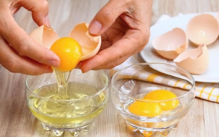 Nên đắp mặt nạ lòng trắng hay lòng đỏ trứng gà?