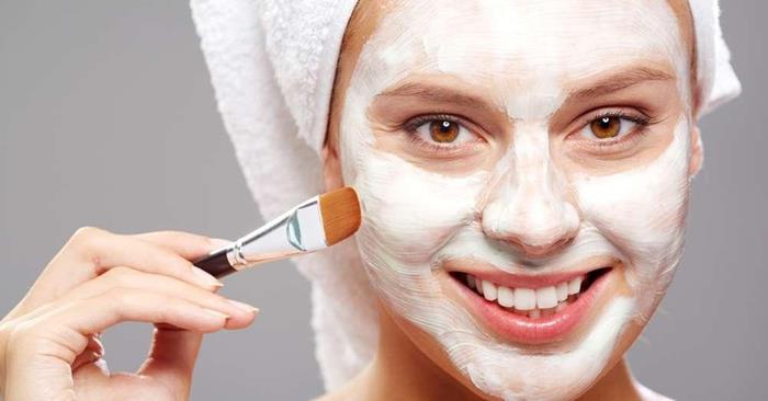 Nên đắp mặt nạ lòng trắng hay lòng đỏ trứng gà?