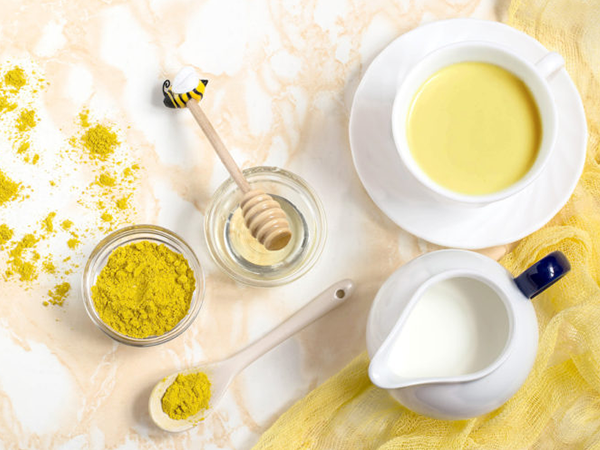 Làm mặt nạ bằng tinh bột nghệ tươi với sữa chua và mật ong