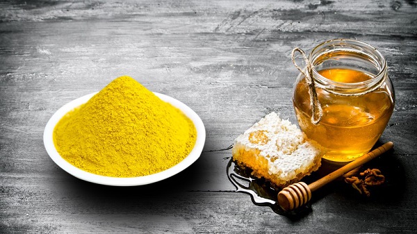Làm mặt nạ bằng tinh bột nghệ tươi với sữa chua và mật ong