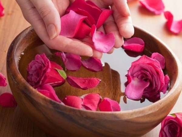 Hướng dẫn các cách làm nước hoa hồng từ hoa hồng tươi