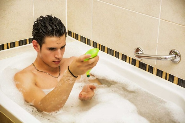 Nam giới có nên dùng sữa tắm trắng da