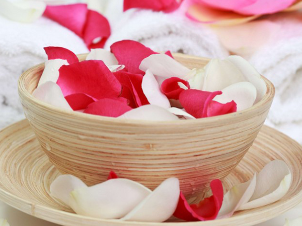 Chăm sóc da bằng nước hoa hồng tinh khiết tự làm