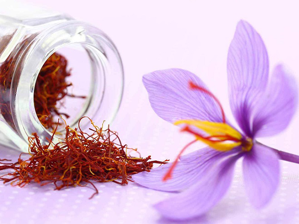 Làm mặt nạ từ nhụy hoa nghệ tây như thế nào?