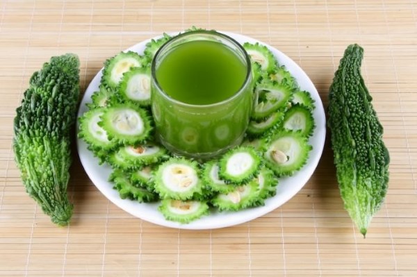 Làm mặt nạ khổ qua trị mụn ẩn chăm sóc da tại nhà