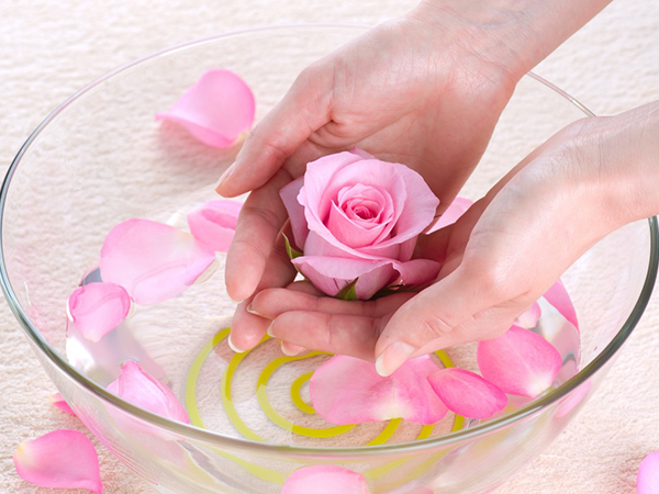Gợi ý 2 cách tự làm nước hoa hồng dưỡng da an toàn tiết kiệm