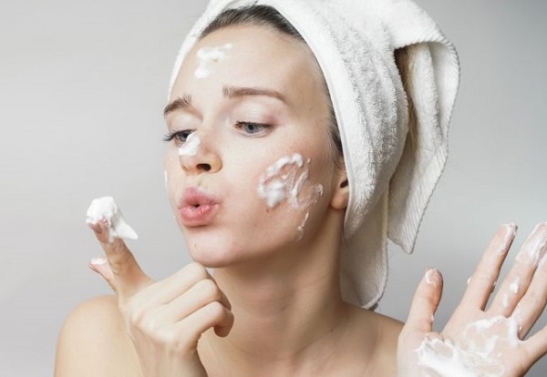 1 ngày dùng sữa rửa mặt mấy lần