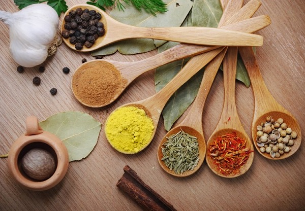 3 công thức làm sữa rửa mặt nghệ trị mụn hiệu quả