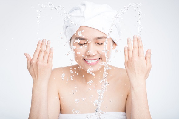 Có bầu dùng sữa rửa mặt được không