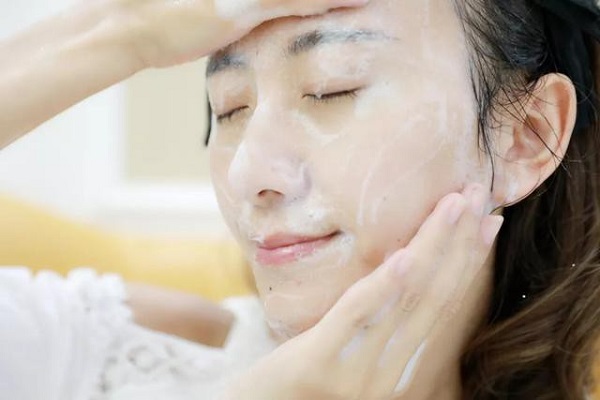 Có nên dùng sữa rửa mặt thường xuyên hay không?
