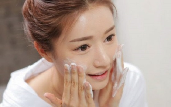 Có nên dùng sữa rửa mặt thường xuyên hay không?