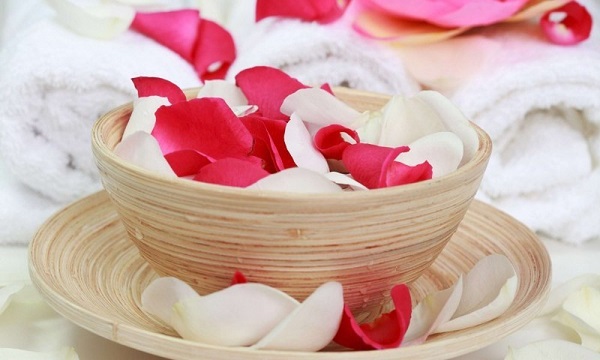 Gợi ý 2 công thức làm sữa rửa mặt hoa hồng tại nhà