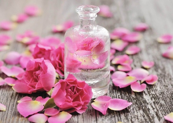 Gợi ý 2 công thức làm sữa rửa mặt hoa hồng tại nhà
