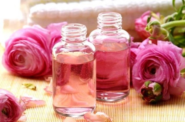 Gợi ý 2 công thức làm sữa rửa mặt hoa hồng tại nhà
