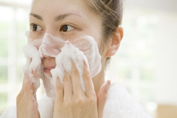 Hướng dẫn sử dụng các loại sữa rửa mặt kiềm dầu đúng cách