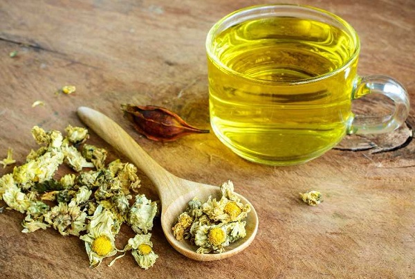 Hướng dẫn tự làm sữa rửa mặt hoa cúc tại nhà